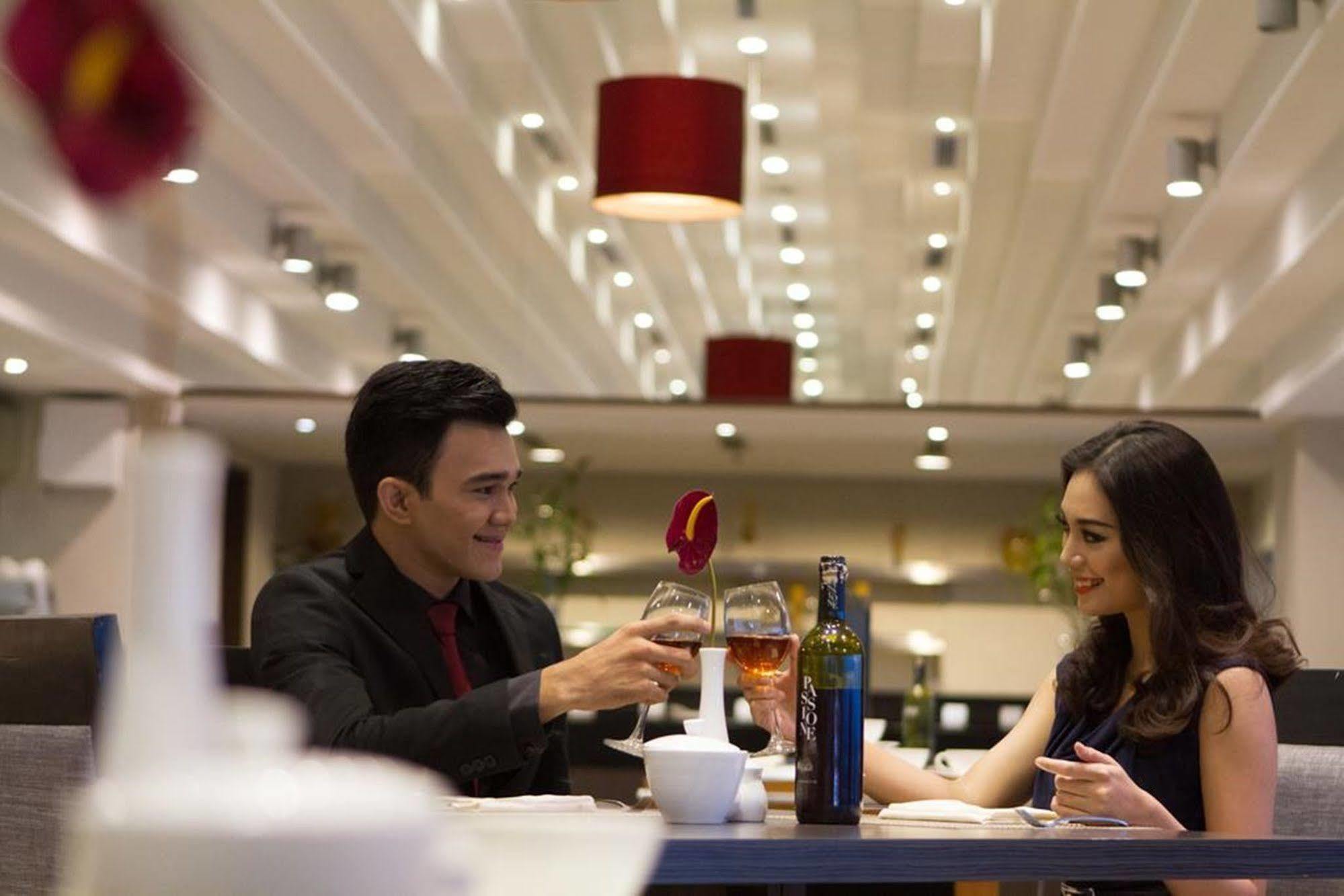 Santika Premiere Dyandra Hotel & Convention - Medan Exterior photo